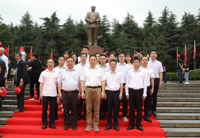 1622691806231081285.png 合影.png