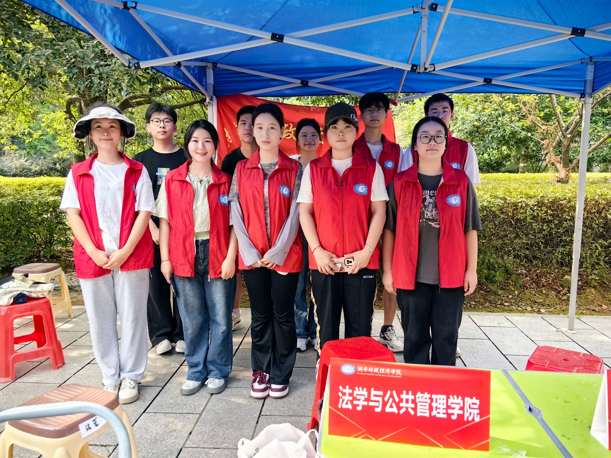 宿舍搬迁显浓情，师生互助暖人心