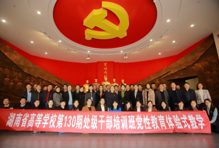 1637549371080083961.png 合影.png